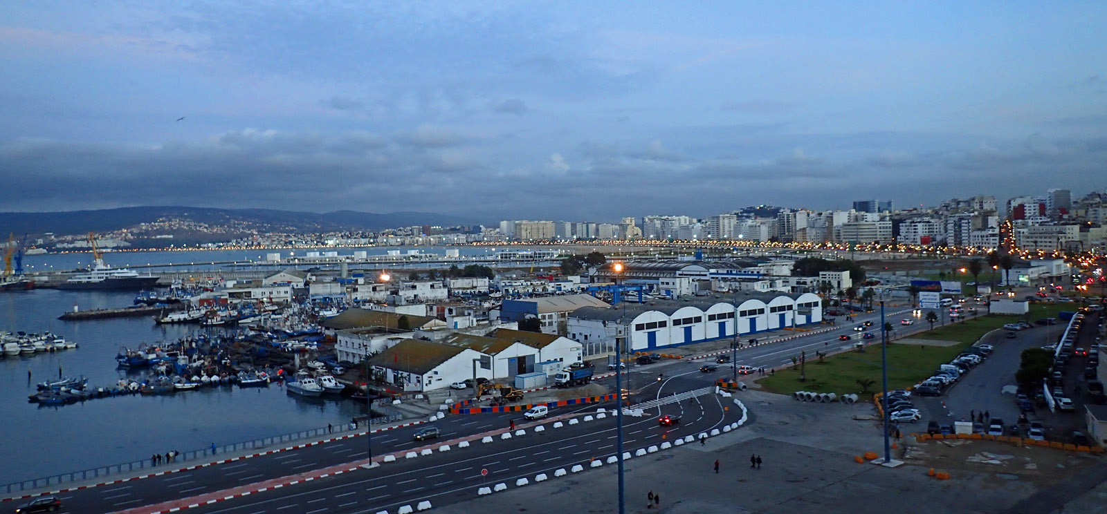 Der abendliche Hafen von Tanger 